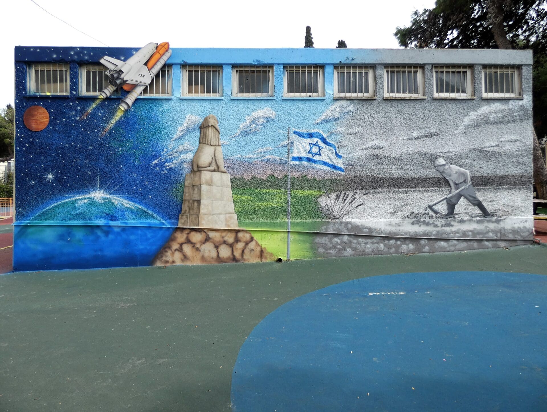 ציור קיר בבית הספר תל חי בחיפה, בנצי ברונפמן (צילום: יעל הורוביץ)