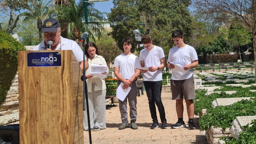 אבי זיגלר ז"ל נואם בטקס האזכרה לחללי הקרב לשחרור חיפה, אפריל 2025 (צילום: יעל הורוביץ)