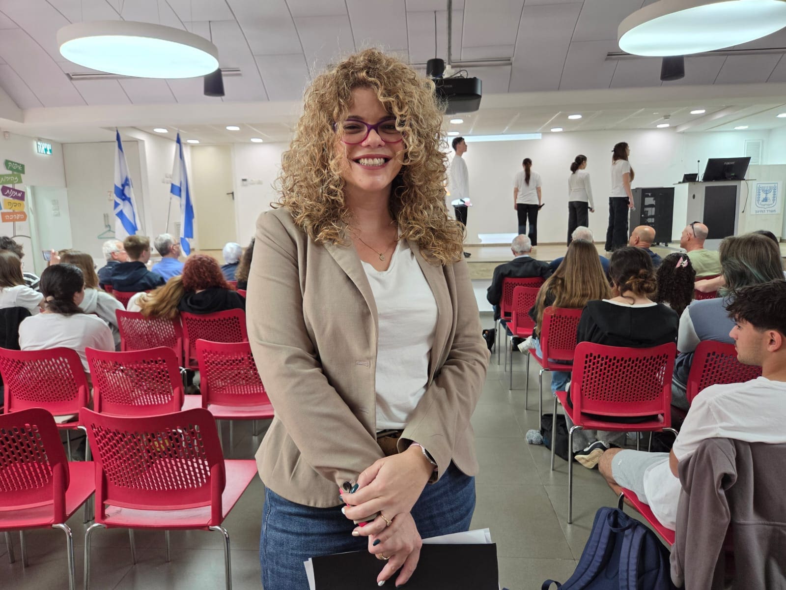 נעמי סוזן, מחנכת ורכזת חברתית בבית הספר בסמת, טקס י"א באדר (צילום: יעל הורוביץ) 
