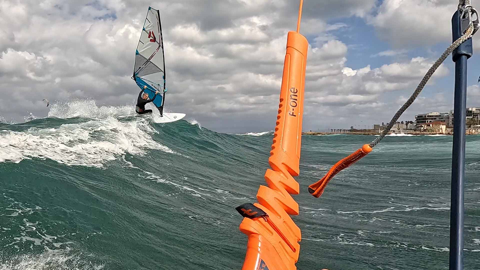 גלישת רוח: יום שיא בחיפה - הגל של מוטי סלבין 26/2/26 (צילום: ירון כרמי)
