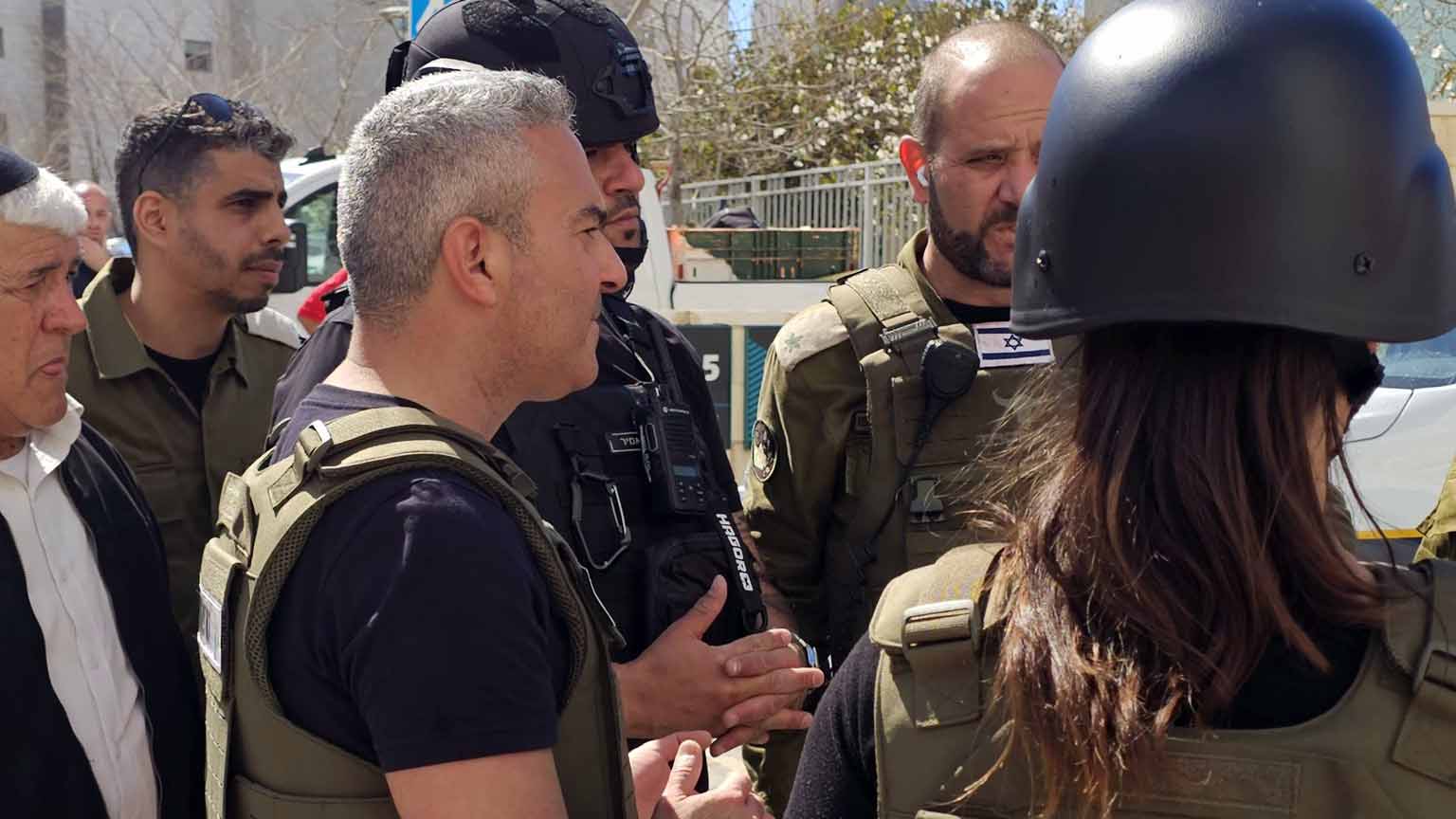 צוותי החירום של טירת כרמל באזור נפילת שבר טיל - 28.2.26 (צילום: עיריית טירת כרמל)