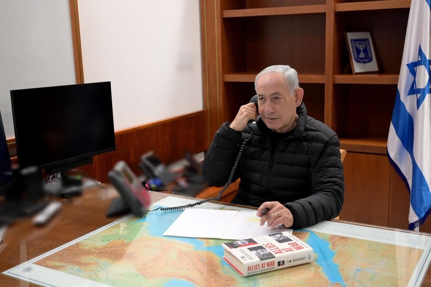 בנימין נתניהו משוחח עם הנשיא טראמפ בטלפון במהלך התקיפה באיראן - שבת, 28/2/26 (צילום: אבי אוחיון, לע"מ)