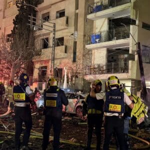 זירת פגיעת טיל איראני באזור גוש דן 28/2/26 (צילום: מד״א)