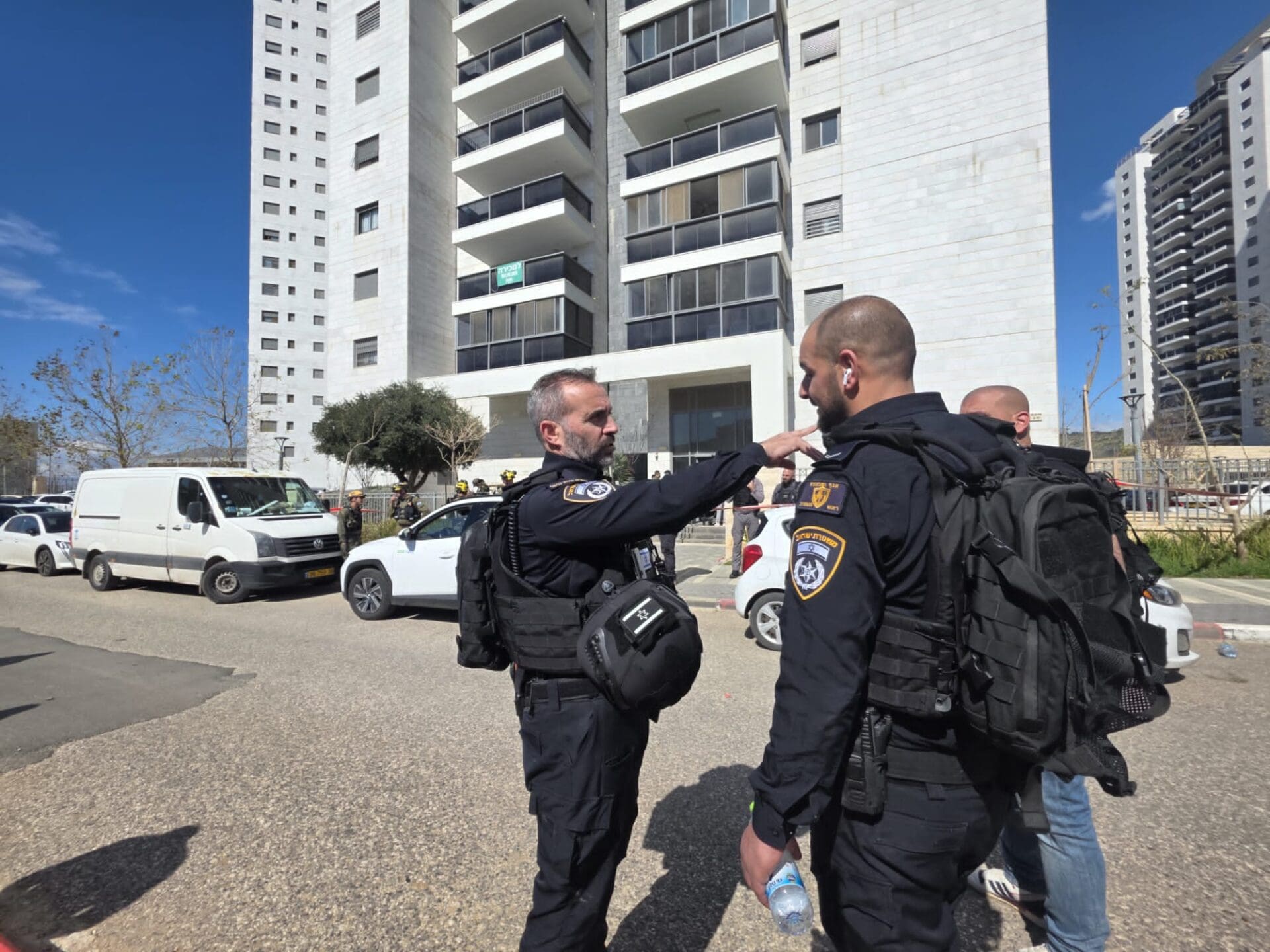 טיפול משטרתי באמל"ח באתר נפילת טילים בכרמל ( צילום: משטרת ישראל)
