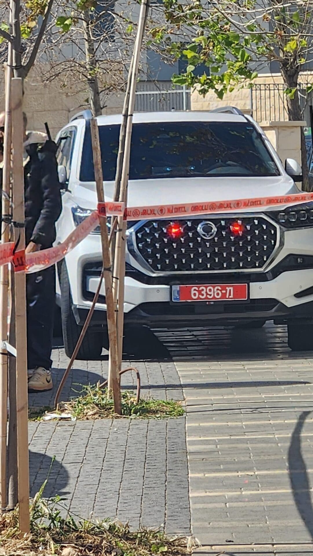 טיפול משטרתי באמל"ח באתר נפילת טילים בכרמל ( צילום: משטרת ישראל)