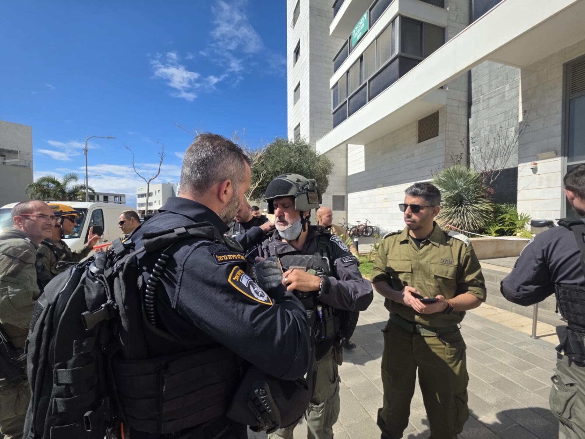 טיפול משטרתי באמל"ח באתר נפילת טילים בחיפה( צילום: משטרת ישראל)