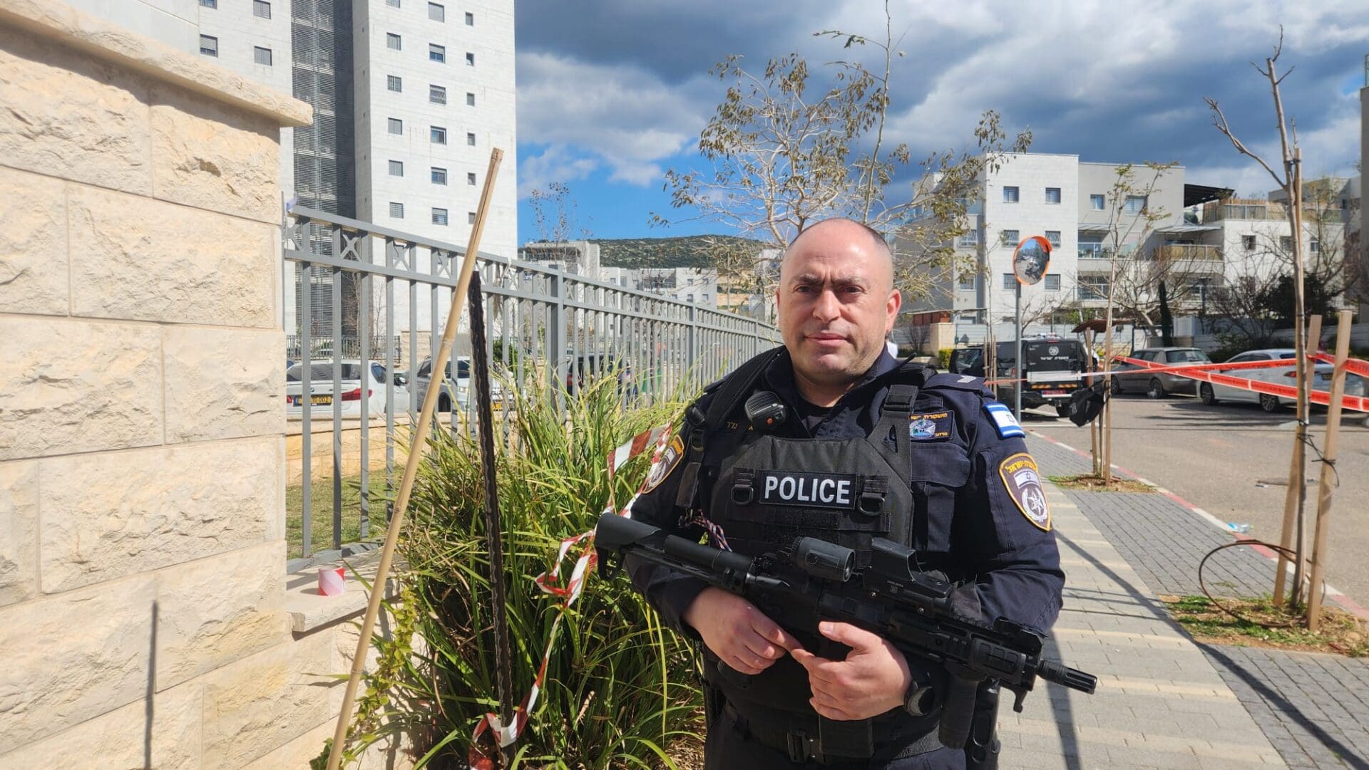טיפול משטרתי באמל"ח באתר נפילת טילים בכרמל ( צילום: משטרת ישראל)