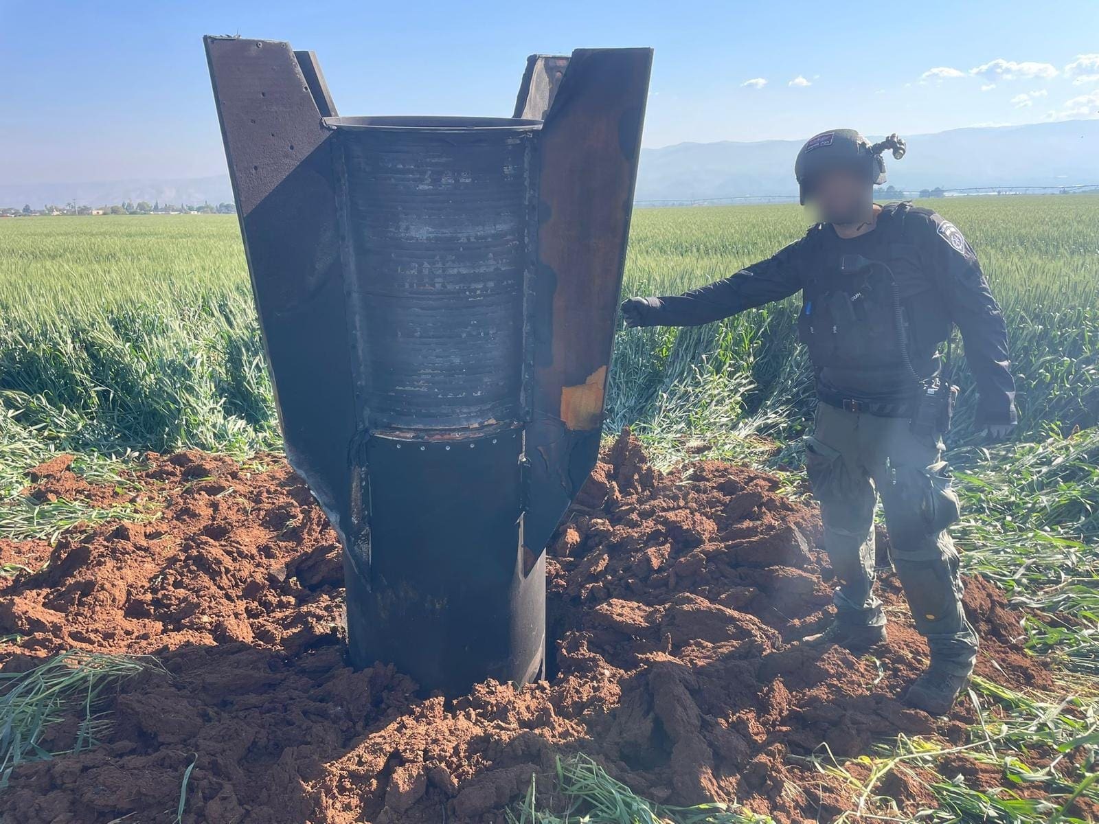 זנב של טיל שנפל באזור העמקים ממזרח לחיפה (צילום: משטרת ישראל)