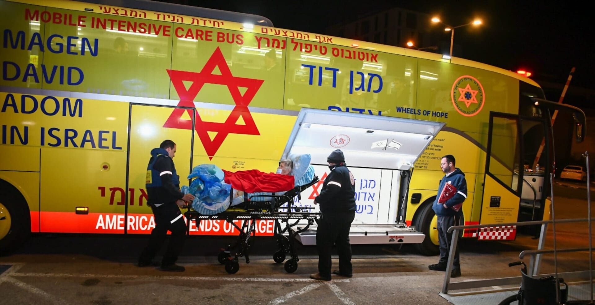 אמבולנס מיוחד של מדא מפנה מטופלים מכרמל (צילום: ירון חזן בי"ח כרמל)