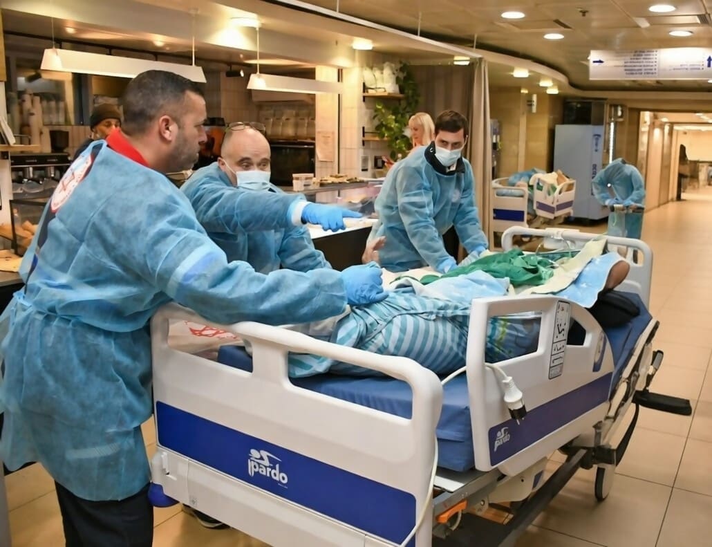 העברת חולה מכרמל לרמבם (צילום: ירון חזן - בי"ח כרמל)