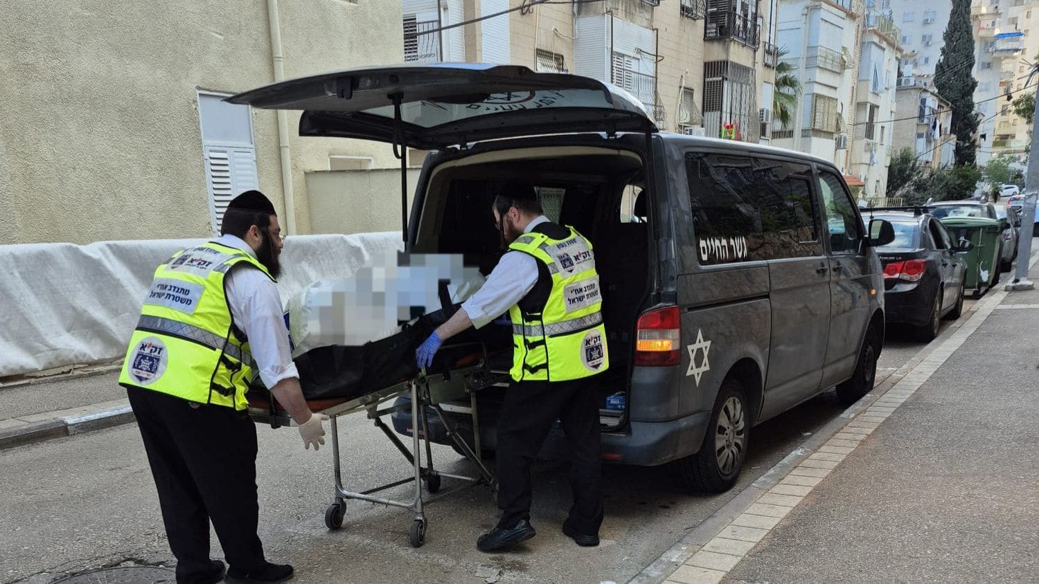 גופה במצב ריקבון אותרה ברחוב מיכאל בחיפה (צילום: זק״א)
