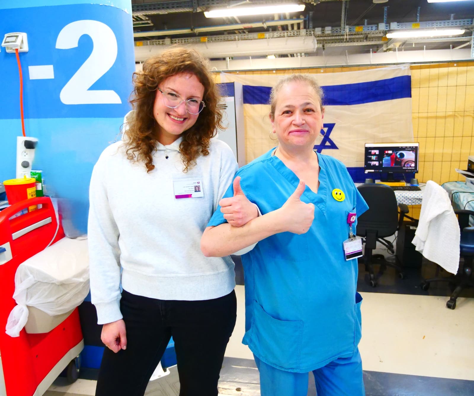 פולינה חסיס (במדים כחולים) ויאנה קוסוב ליפלנדסקי, הבוקר בבית החולים התת קרקעי הממוגן ברמב