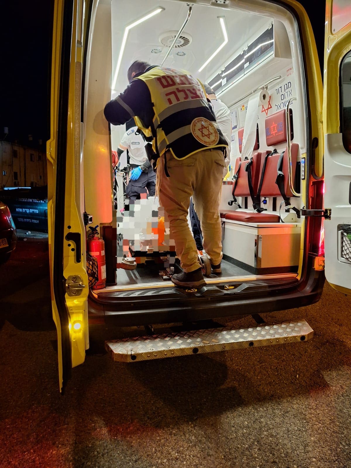 פינוי אישה שהתמוטטה בקריית אתא (צילום: ארגון הצלה)