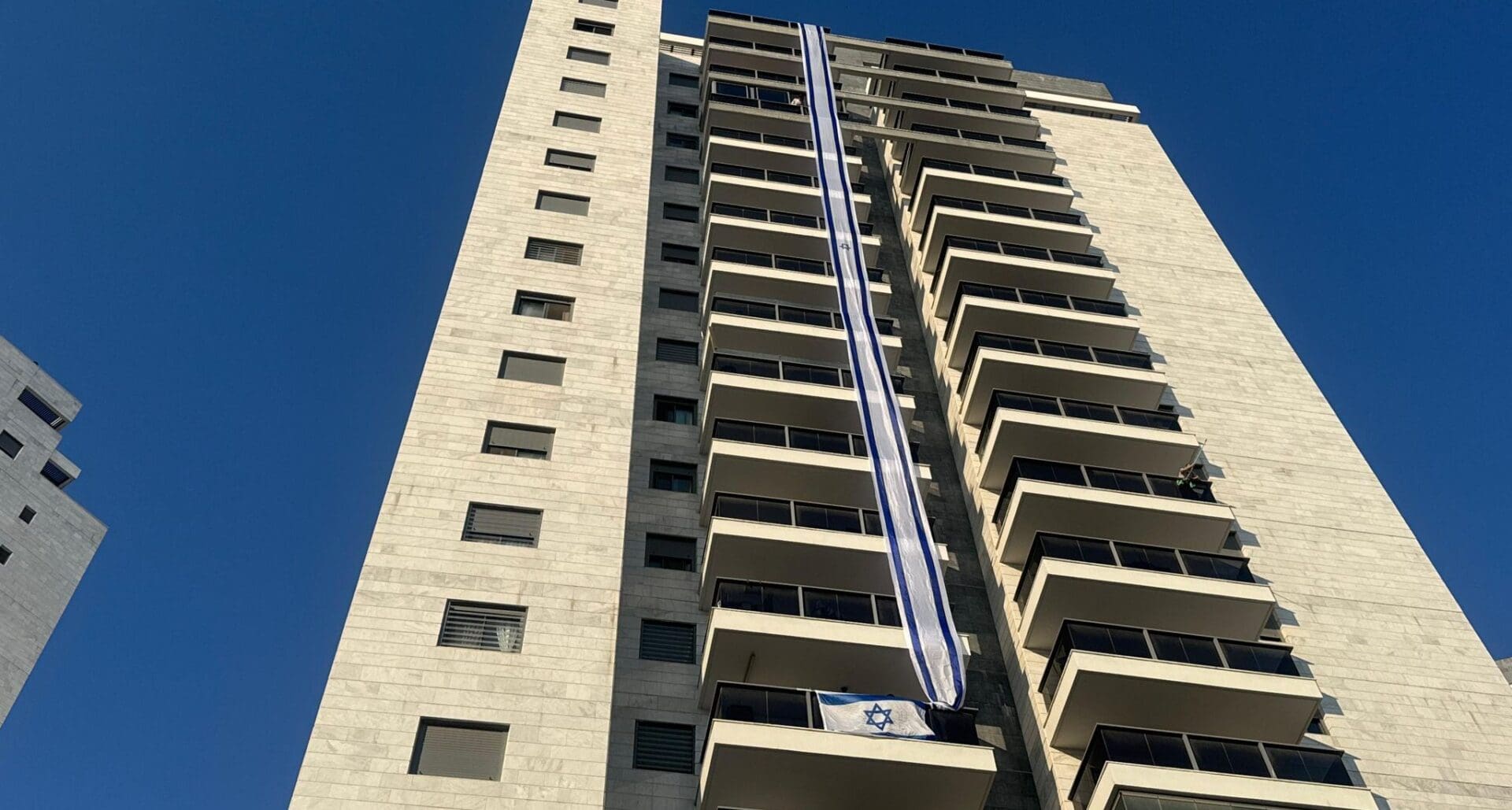 דגל ישראל על הבניין שנפגע במבצע "שאגת הארי" (צילום:  ע. טירת כרמל)
