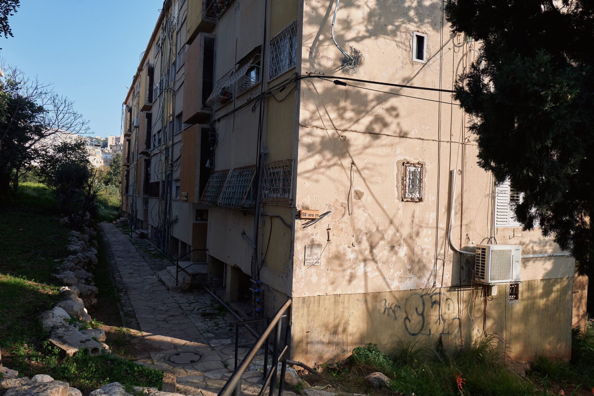 מבני מגורים ישנים בקריית שפרינצק (צילום: שרון לייבל)