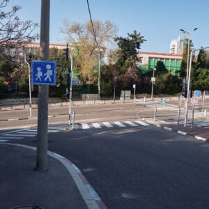 בית ספר יסודי, תלמידים, כביש ריק, שממה, שומם, שאגת הארי, מלחמה, רמזורים, סכנה, תאונות דרכים, ילדים, הולכי רגל, אזהרה, זהירות בדרכים, סביבת לימודים, ילדים, גנים, מסגרת חינוך, חינוכי, תאונות