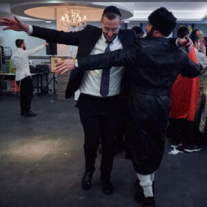 הילולת פורים, חג פורים, ישיבה, חגיגה דתית, שמחת תורה, קהילה יהודית, חיפה, אירוע דתי, מסורת יהודית, תלמידי ישיבה, קריאת מגילה, תחפושות, סעודת מצווה, אחדות, חוסן אזרחי, שגרה בצל מלחמה, חיים בצל מלחמה, רוח יהודית, תרבות יהודית, חגיגות למרות המלחמה, אמונה, התכנסות קהילתית, חיי דת בישראל