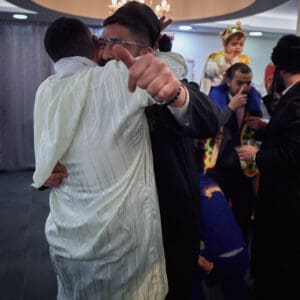 הילולת פורים, חג פורים, ישיבה, חגיגה דתית, שמחת תורה, קהילה יהודית, חיפה, אירוע דתי, מסורת יהודית, תלמידי ישיבה, קריאת מגילה, תחפושות, סעודת מצווה, אחדות, חוסן אזרחי, שגרה בצל מלחמה, חיים בצל מלחמה, רוח יהודית, תרבות יהודית, חגיגות למרות המלחמה, אמונה, התכנסות קהילתית, חיי דת בישראל