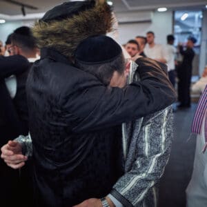 הילולת פורים, חג פורים, ישיבה, חגיגה דתית, שמחת תורה, קהילה יהודית, חיפה, אירוע דתי, מסורת יהודית, תלמידי ישיבה, קריאת מגילה, תחפושות, סעודת מצווה, אחדות, חוסן אזרחי, שגרה בצל מלחמה, חיים בצל מלחמה, רוח יהודית, תרבות יהודית, חגיגות למרות המלחמה, אמונה, התכנסות קהילתית, חיי דת בישראל