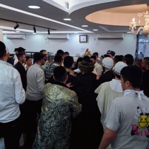 הילולת פורים, חג פורים, ישיבה, חגיגה דתית, שמחת תורה, קהילה יהודית, חיפה, אירוע דתי, מסורת יהודית, תלמידי ישיבה, קריאת מגילה, תחפושות, סעודת מצווה, אחדות, חוסן אזרחי, שגרה בצל מלחמה, חיים בצל מלחמה, רוח יהודית, תרבות יהודית, חגיגות למרות המלחמה, אמונה, התכנסות קהילתית, חיי דת בישראל