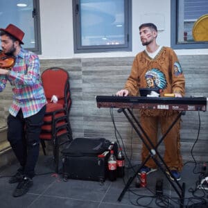 הילולת פורים, חג פורים, ישיבה, חגיגה דתית, שמחת תורה, קהילה יהודית, חיפה, אירוע דתי, מסורת יהודית, תלמידי ישיבה, קריאת מגילה, תחפושות, סעודת מצווה, אחדות, חוסן אזרחי, שגרה בצל מלחמה, חיים בצל מלחמה, רוח יהודית, תרבות יהודית, חגיגות למרות המלחמה, אמונה, התכנסות קהילתית, חיי דת בישראל