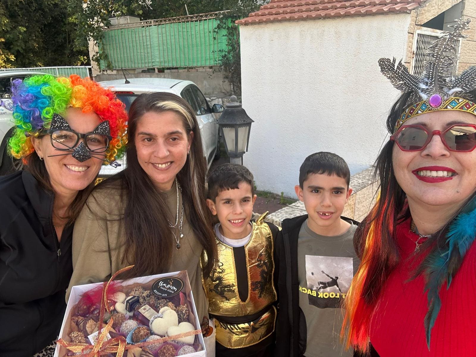 המחנכת לירון עם שתי האימהות מהוועד, ליאת ולימור וילדיהן (צילום: אלבום פרטי)