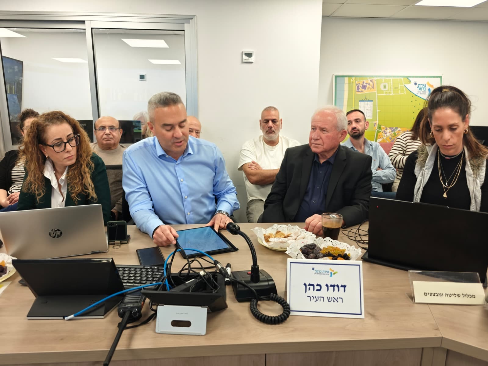 מימין: מנהלת אגף הביטחון, החירום והאכיפה בעיריית טירת כרמל, לי-שי עמור; השר אבי דיכטר; ראש העיר, דודו כהן; מנכ"לית העירייה, נוגה נחום-דהאן (צילום: ע.טירת כרמל)