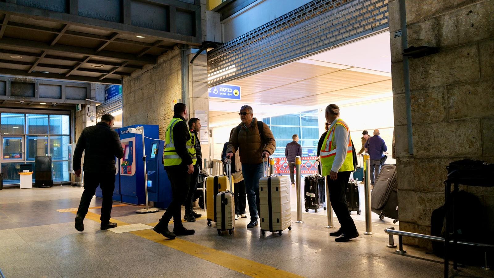 נוסעי טיסות החילוץ הראשונות ברכבת (צילום: טל הפקות וידאו)