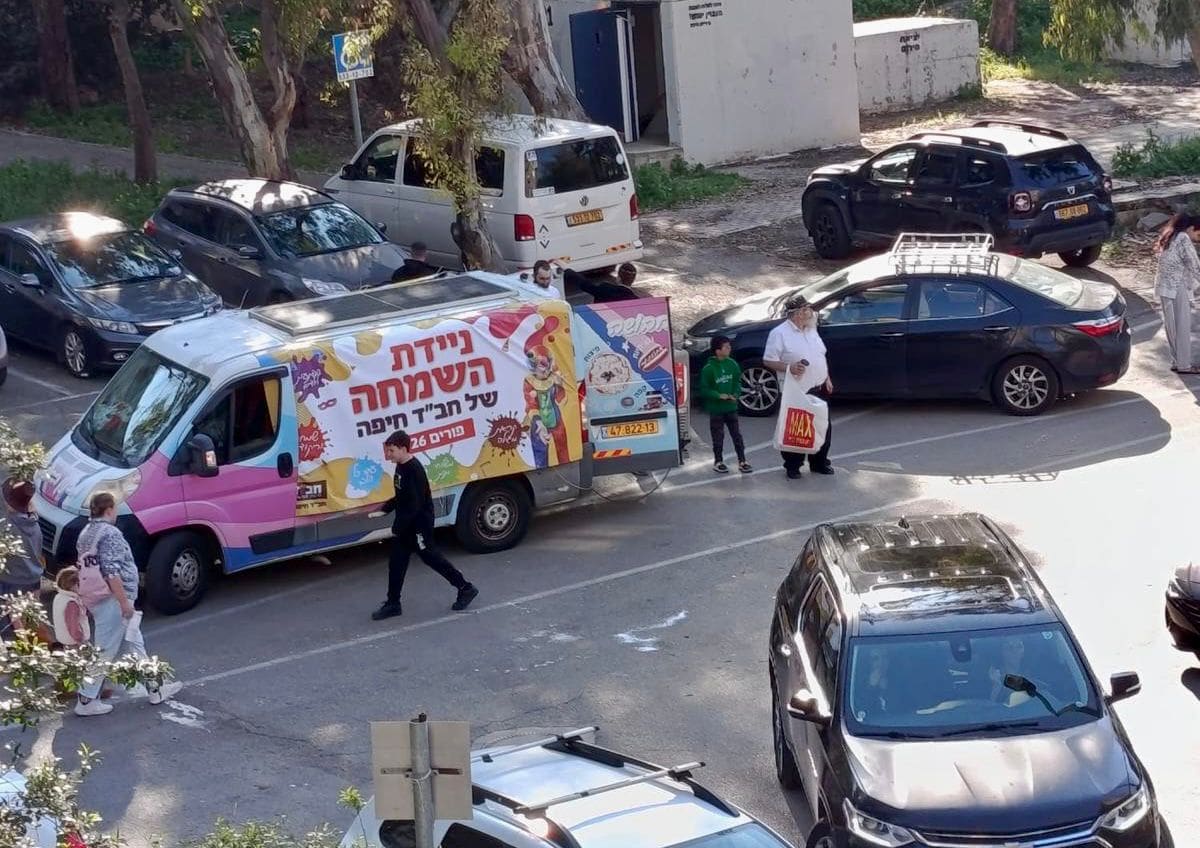 ניידת חב"ד בחיפה (צילום: חב"ד)