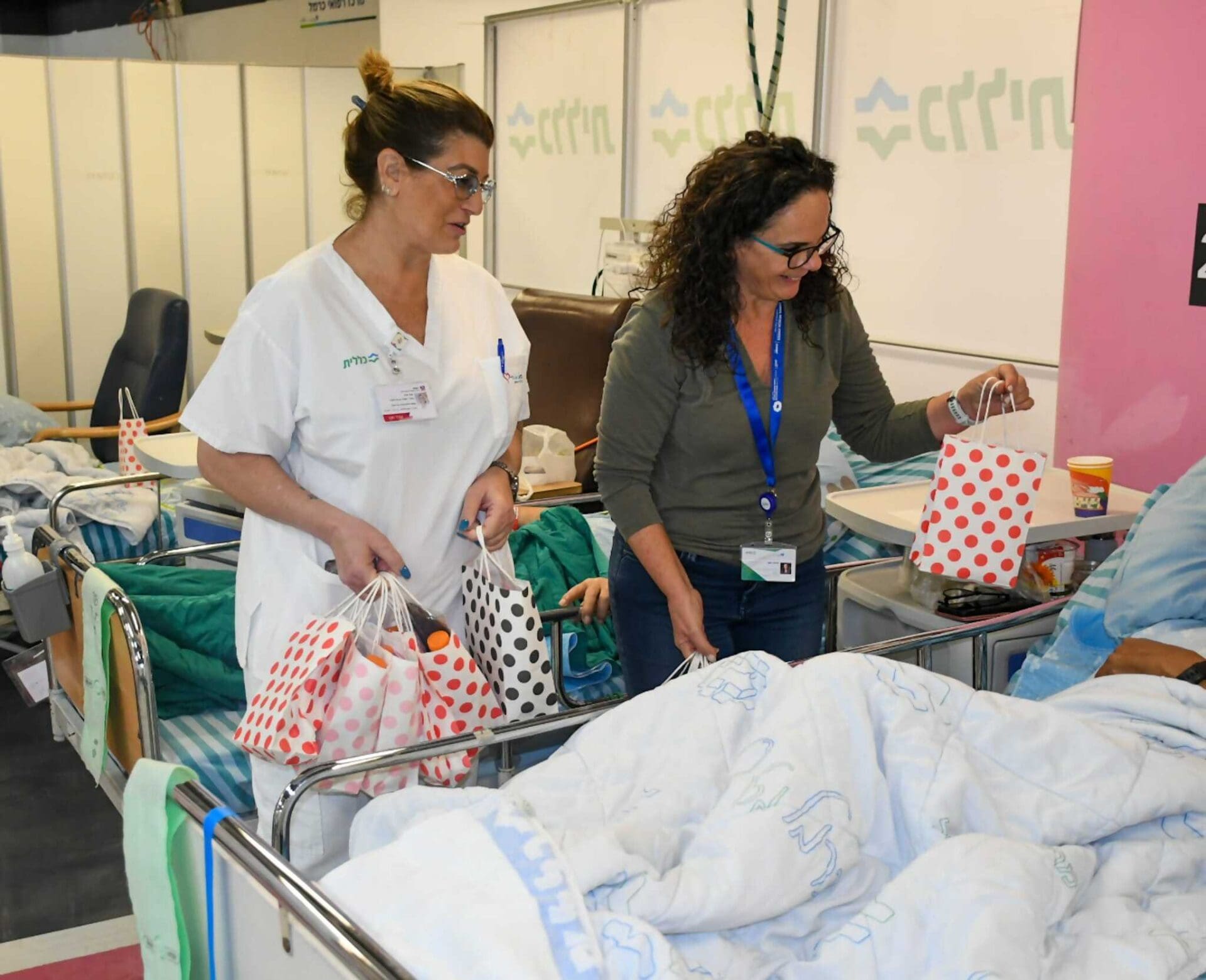 גלית רטנר ואחות המחלקה מוסרות שי למטופל בתת קרקע ברמבם (צילום: ירון חזן - בי"ח כרמל)