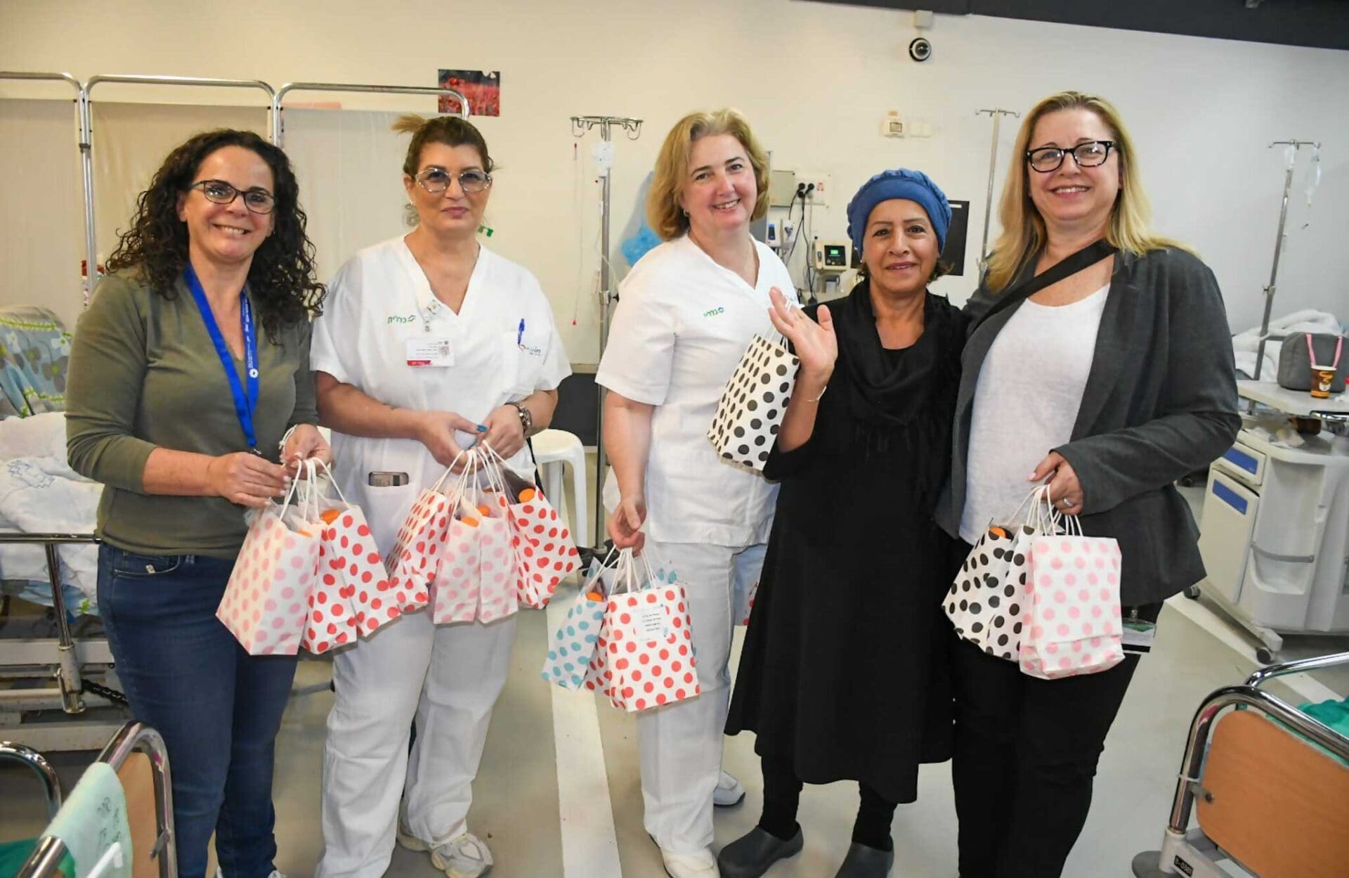 גלית רטנר ורנית רומנו עם מטופלת וצוות אחיות כרמל (צילום: ירון חזן בי