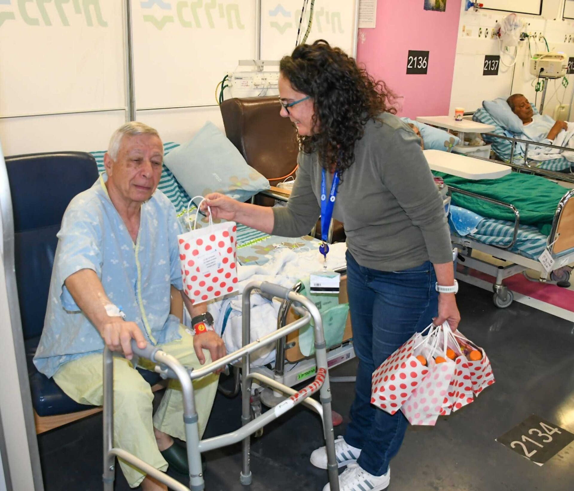 מנהלת השירות גלית רטנר מעניקה חבילת שי למטופל ברמבם (צילום: ירון חזן - בי"ח כרמל)