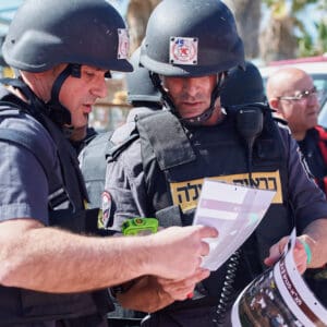 טילים, מלחמה, הצלה, חירום, חילוץ, כיבוי, כבאים, כבאות, הצלה, חירום, פצוע, אלונקה, ספינה, כימיקלים, נמל, חיפה, ישראל, תעשייה, מפעל, אסון, סכנה, איום, מלחמה, טילים, פגיעה, תקיפה, משבר, תגובה, צוות, כבאי, לוחם, מדים, קסדה, מסכה, נשימה, בלון, דרגר, ציוד, רתמה, חבלים, קרבינה, מנוף, הרמה, גובה, טיפוס, פינוי, נשיאה, טיפול, עזרה, פצועים, מטופל, מבצע, משימה, מוכנות, בטיחות, תרגיל, אימון, תיאום, פיקוד, תדריך, מסמך, בדיקה, קשר, תקשורת, מוטורולה, צינור, מים, התזה, קירור, מגדל, סולם, מתקן, צינורות, פלדה, רציף, ים, ספנות, לוגיסטיקה, משאית, כבאית, פעילות, תמיכה, אבטחה, תפעול, כוננות, גיבוי, הדרכה, הכשרה, צוותים