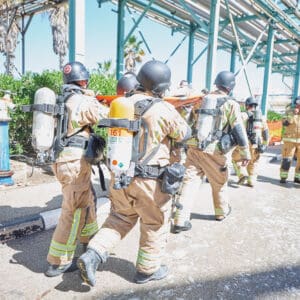 טילים, מלחמה, הצלה, חירום, חילוץ, כיבוי, כבאים, כבאות, הצלה, חירום, פצוע, אלונקה, ספינה, כימיקלים, נמל, חיפה, ישראל, תעשייה, מפעל, אסון, סכנה, איום, מלחמה, טילים, פגיעה, תקיפה, משבר, תגובה, צוות, כבאי, לוחם, מדים, קסדה, מסכה, נשימה, בלון, דרגר, ציוד, רתמה, חבלים, קרבינה, מנוף, הרמה, גובה, טיפוס, פינוי, נשיאה, טיפול, עזרה, פצועים, מטופל, מבצע, משימה, מוכנות, בטיחות, תרגיל, אימון, תיאום, פיקוד, תדריך, מסמך, בדיקה, קשר, תקשורת, מוטורולה, צינור, מים, התזה, קירור, מגדל, סולם, מתקן, צינורות, פלדה, רציף, ים, ספנות, לוגיסטיקה, משאית, כבאית, פעילות, תמיכה, אבטחה, תפעול, כוננות, גיבוי, הדרכה, הכשרה, צוותים