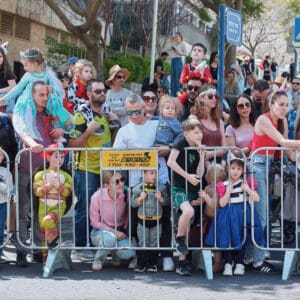 פורים, תחפושות, עדלאידע, ילדים, קהל, משפחות, חגיגה, חגיגות, מצעד, רחוב, קהילה, הורים, ילדות, שמחה, תחפושת, חג, אירוע, צבעים, צפייה, חגיגות, מסיבה, תרבות, מסורת, קהל, ציבור, מחסומי, גדרות,