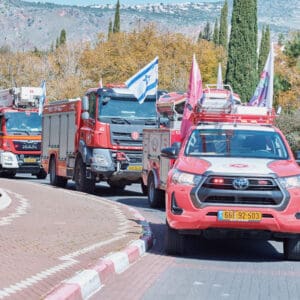 כבאים, כיבוי, משאית, חירום, הצלה, שיירה, רכבים, דגל, תהלוכה, שירותים, צוות, תגובה, בטיחות, רחוב, כביש, תנועה, ציוד, פעולה, הגנה, קהילה, סיוע, כבאית, רכב פיקוד, מנוף כיבוי