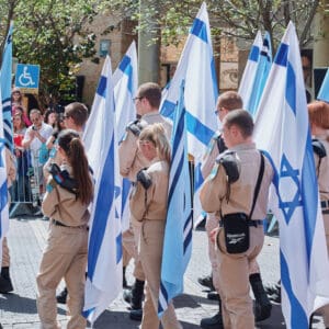 פורים, תחפושות, עדלאידע, ילדים, קהל, משפחות, חגיגה, מצעד, רחוב, קהילה, הורים, ילדות, שמחה, תחפושת, חג, אירוע, צבעים, צפייה, חגיגות, מסיבה, תרבות, מסורת, שוחר, צבא, חיל האוויר, הטכני, מדים, דגל ישראל, צעדה, תהלוכה