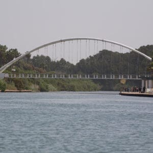נחל, פארק, גשר, מים, טבע, נוף, טיילת, נהר, שביל, הליכה, נופש, פנאי, ירוק, עצים, חוף, סביבה, קהילה, בילוי, שלווה, תיירות, מרחב
