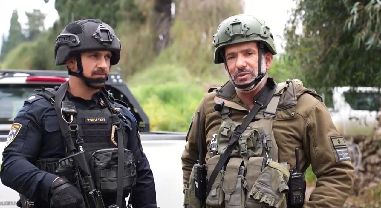 רפ״ק יוסי פדלון ורפ״ק זאקי עאמר - חברי כיתת הכוננות צלפו על כטב״ם עם נשקם האישי והפילו אותו (צילום: משטרת ישראל)