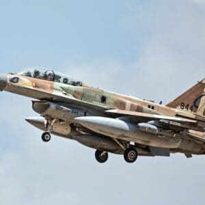 מטוס מסוג F-16 של חיל האוויר הישראלי עמוס במיכלי דלק לטיסה ארוכה (צילום: אנתוני הרשקו)