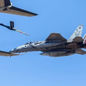 מטוס מסוג F-15 של חיל האוויר הישראלי במהלך תדלוק אווירי, כאשר הוא עמוס במיכלי דלק לטיסה ארוכה (צילום: אנתוני הרשקו)