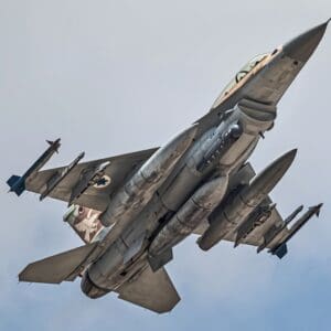 מטוס מסוג F-16 של חיל האוויר הישראלי, כאשר הוא עמוס במיכלי דלק לטיסה ארוכה (צילום: אנתוני הרשקו)