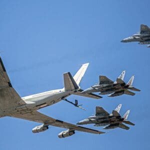 מטוסים מסוג F-15 של חיל האוויר הישראלי במהלך תדלוק אווירי, כאשר הם עמוסים במיכלי דלק לטיסה ארוכה (צילום: אנתוני הרשקו)