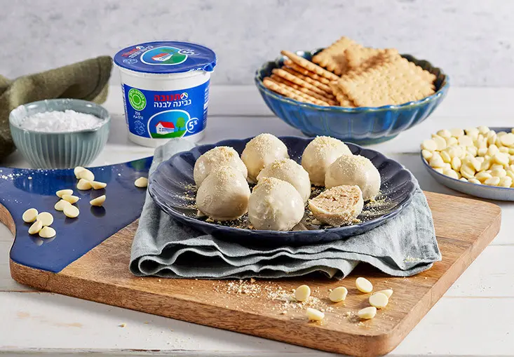 טראפלס גבינה לבנה ופירורים (צילום: אפיק גבאי)