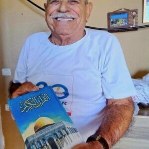 הקוראן כספר המועדף על כאמל יוסף, אבו כאיד ז"ל – לשעבר יו"ר ועד שכונת חליסה (צילום: רחלי אורבך)