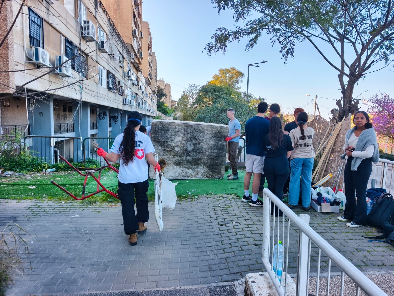 צוות מתנדבים לניקוי המקלטים בחיפה (צילום: ארטיום חרצ'נקו)