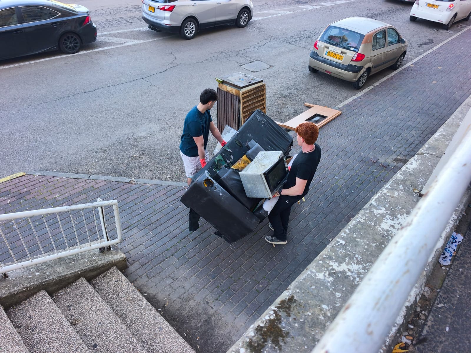 צוות מתנדבים לניקוי המקלטים בחיפה (צילום: ארטיום חרצ'נקו)