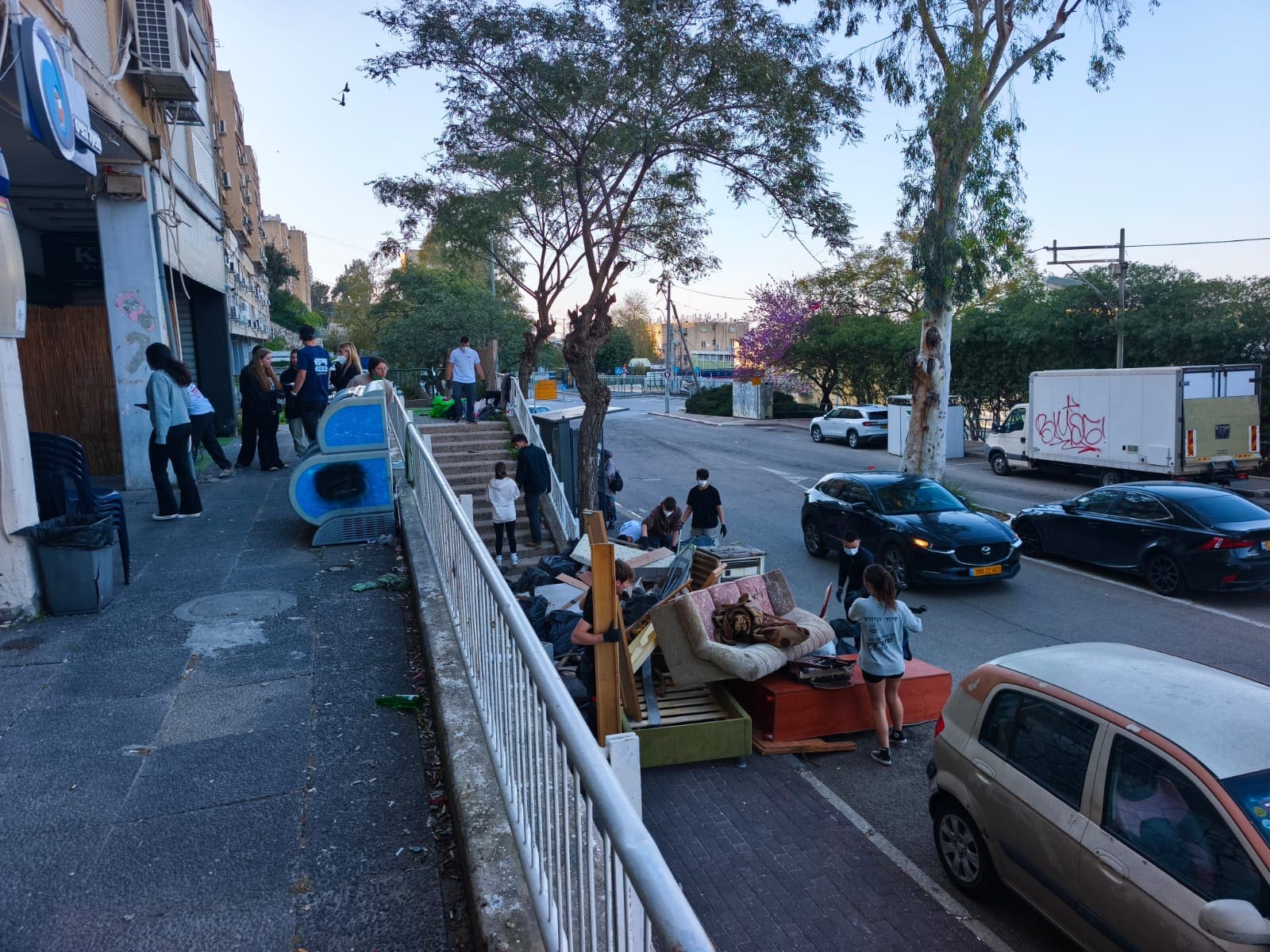 צוות מתנדבים לניקוי המקלטים בחיפה (צילום: ארטיום חרצ'נקו)