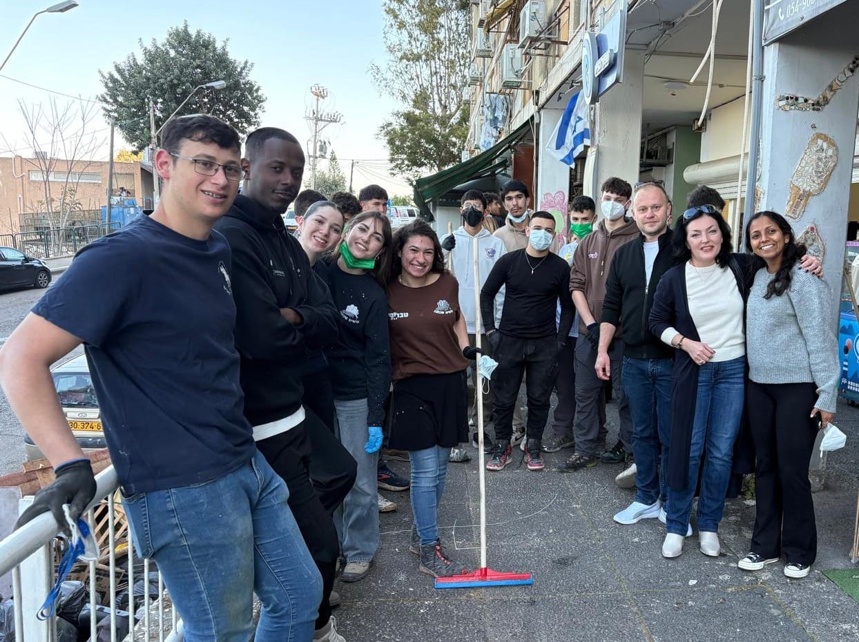 צוות מתנדבים מארגונים שונים (צילום: ארטיום חרצ'נקו)