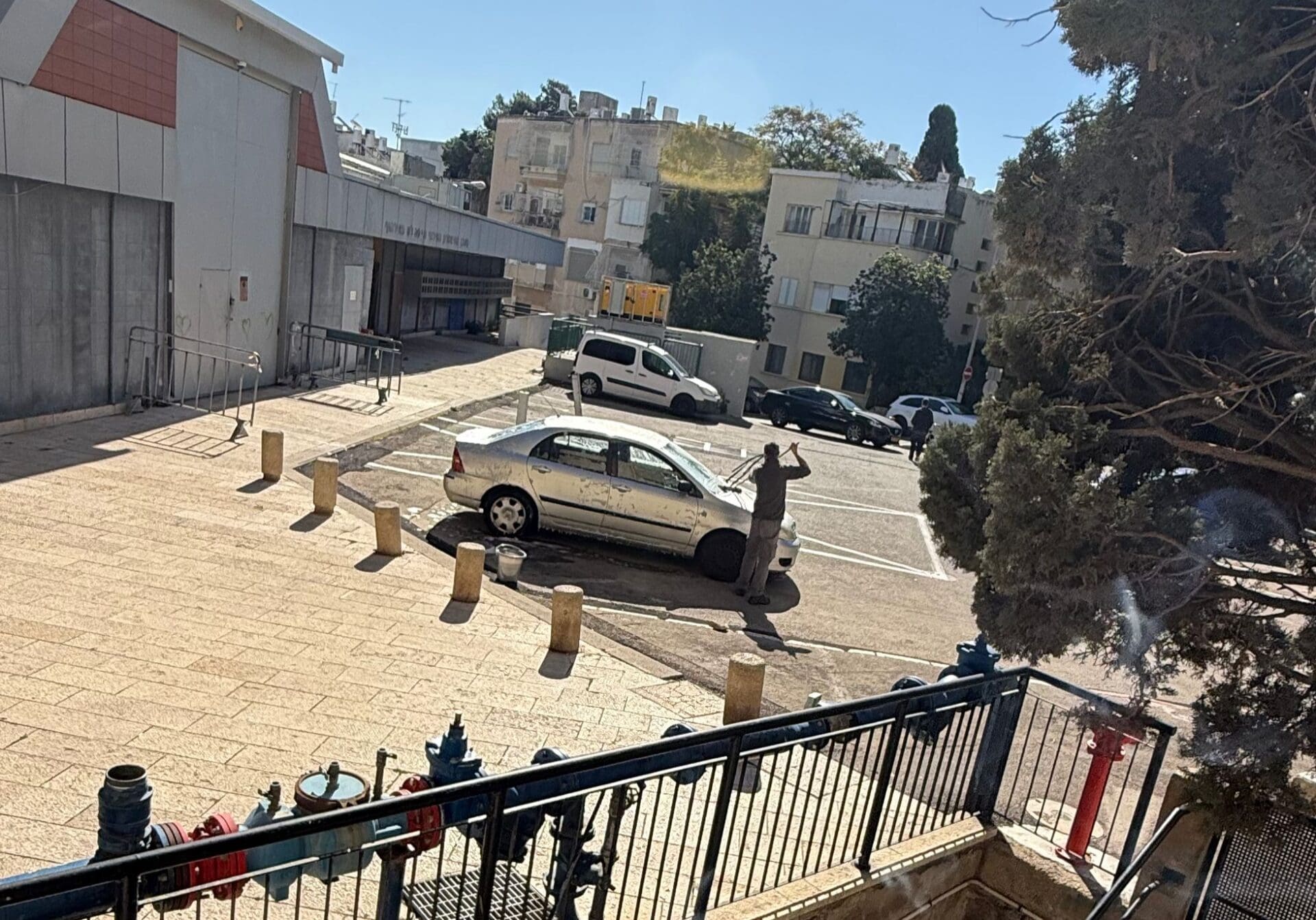 מגרש החניה שנשדד מהציבור עי העיריה והתיאטרון ריק כאשר רח' יוסף צפוף ומשווע למקום חניה (צילום: שמעון שראל)
